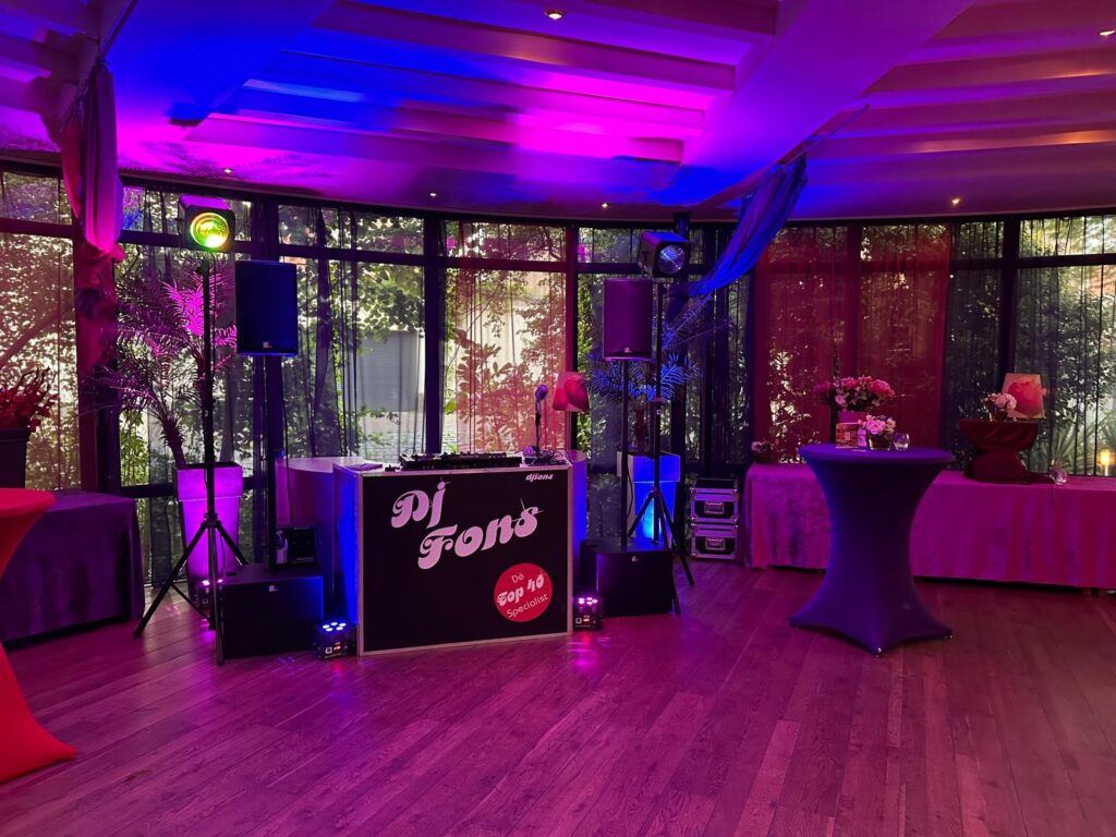 De opstelling van DJ Fons in Hipper en Kolfbaan, klaar voor Beats4Benefits 2024